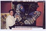 Dolores Muoz, mi esposa, ante el tapiz que hizo en 1998 en Gerona